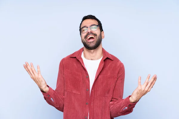 Junger Kaukasischer Mann Trägt Cordjacke Über Blauem Hintergrund Und Lächelt — Stockfoto