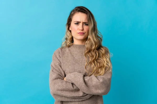 Joven Brasileña Aislada Sobre Fondo Azul Sintiéndose Molesta — Foto de Stock