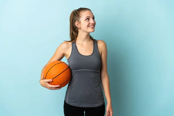 Jovem Mulher Jogando Basquete Isolado Fundo Azul Pensando Uma Ideia — Fotografia de Stock