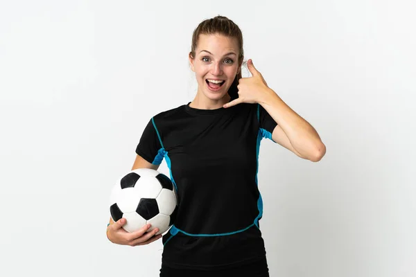 白い背景に孤立した若いサッカー選手の女性が電話ジェスチャーを作る サインを呼んでくれ — ストック写真