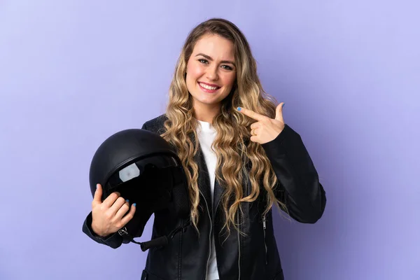 Молодая Бразилька Держащая Мотоциклетный Шлем Изолированная Фиолетовом Фоне Подает Большой — стоковое фото