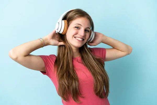 Jovem Caucasiana Isolada Fundo Azul Ouvindo Música — Fotografia de Stock