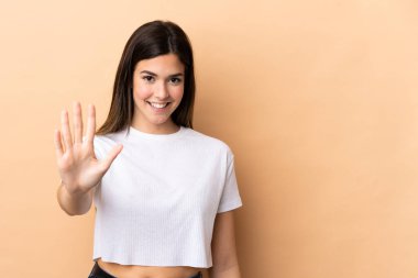 İzole edilmiş geçmişi olan Brezilyalı genç kız parmaklarıyla beşi sayıyor.