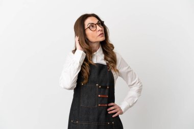 Restorandaki orta yaşlı garson kadın beyaz arka planda bir fikir buldu.