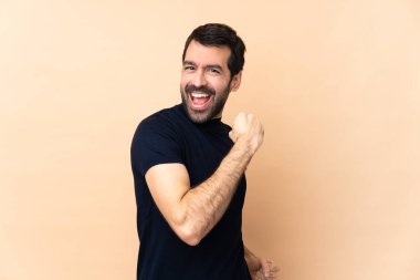 Kafkasyalı yakışıklı adam izole bir geçmişi var ve zaferi kutluyor.