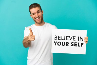 Yakışıklı, mavi arka planda, üzerinde 