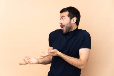 Kafkasyalı yakışıklı, yalıtılmış bir geçmişi var ve yüzünde sürpriz bir ifade var.