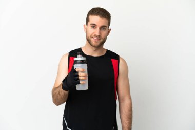 Yakışıklı sarışın adam izole edilmiş beyaz arka planda spor su şişesiyle