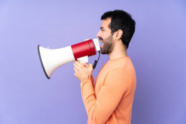 Mor arka planda beyaz, yakışıklı bir adam megafondan bağırıyor.