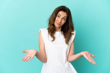 Orta yaşlı beyaz kadın mavi arka planda izole edilmiş mutlu ve gülümsüyor.