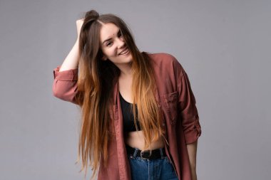 Stüdyoda poz veren beyaz bir kadın.