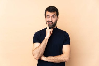 Kafkasyalı yakışıklı adam soyutlanmış arka planda ve ön tarafa bakıyor.