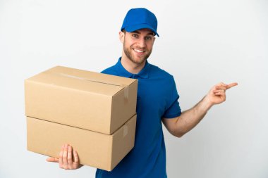Teslimatçı, izole edilmiş beyaz arka planda parmak işareti yapıyor.