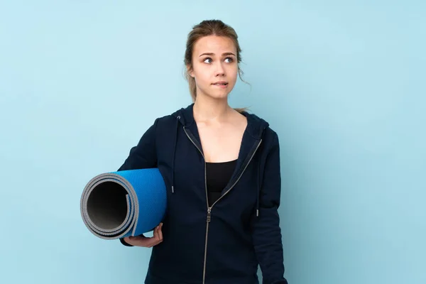 Adolescente Rusa Chica Holding Mat Aislado Sobre Fondo Azul Con —  Fotos de Stock