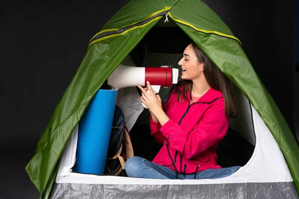 Giovane Donna Caucasica All Interno Una Tenda Verde Campeggio Gridando — Foto Stock