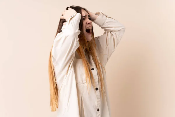 Jovem Caucasiano Mulher Isolado Bege Fundo Estressado Oprimido — Fotografia de Stock