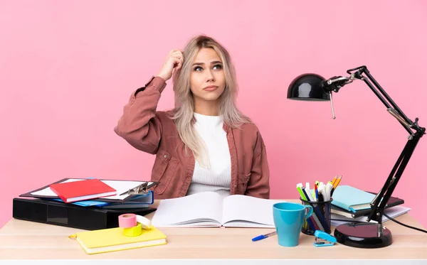 Joven Estudiante Trabajando Una Mesa Teniendo Dudas Con Expresión Cara — Foto de Stock