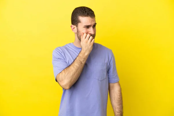 Schöner Blonder Mann Über Isoliertem Gelben Hintergrund Ist Ein Bisschen — Stockfoto