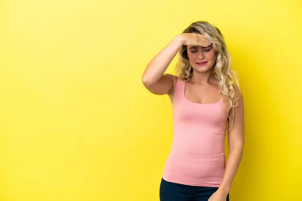 Junge Brasilianerin Isoliert Auf Gelbem Hintergrund Mit Kopfschmerzen — Stockfoto