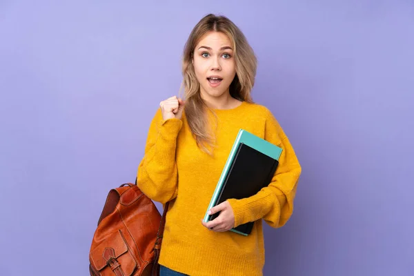 Adolescente Estudiante Rusa Chica Aislado Púrpura Fondo Celebrando Una Victoria — Foto de Stock