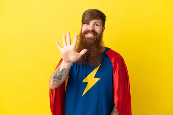 Redhead Super Hrdina Muž Izolovaný Žlutém Pozadí Počítání Pět Prsty — Stock fotografie