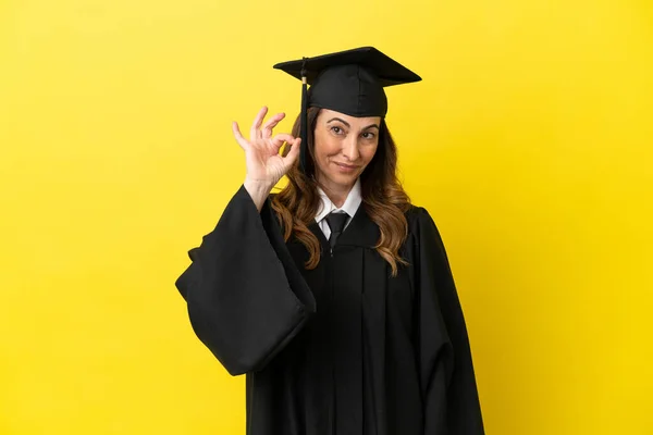 Μεσήλικας Απόφοιτος Πανεπιστημίου Απομονώνονται Κίτρινο Φόντο Δείχνει Υπογράψει Δάχτυλα — Φωτογραφία Αρχείου