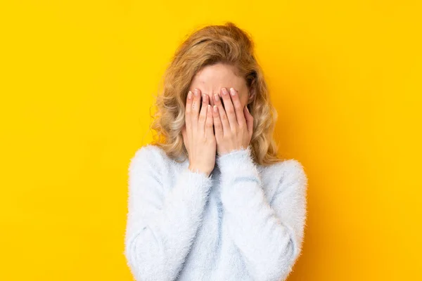 Mujer Rubia Joven Aislada Sobre Fondo Amarillo Con Expresión Cansada — Foto de Stock