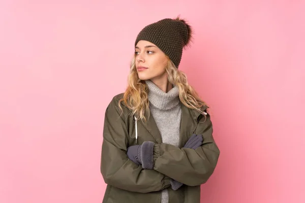 Menina Com Chapéu Inverno Isolado Fundo Rosa Olhando Lado — Fotografia de Stock