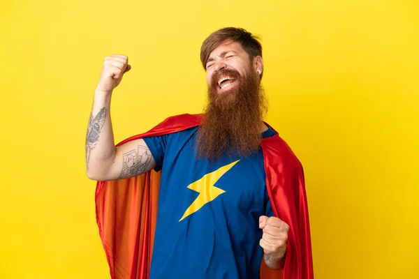 Redhead Super Hrdina Muž Izolovaný Žlutém Pozadí Slaví Vítězství — Stock fotografie