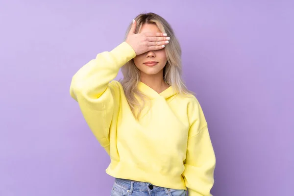 Menina Adolescente Vestindo Uma Camisola Amarela Sobre Fundo Roxo Isolado — Fotografia de Stock