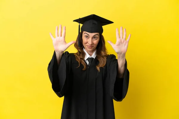 Μεσήλικας Απόφοιτος Πανεπιστημίου Απομονωμένος Κίτρινο Φόντο Μετρώντας Δέκα Δάχτυλα — Φωτογραφία Αρχείου