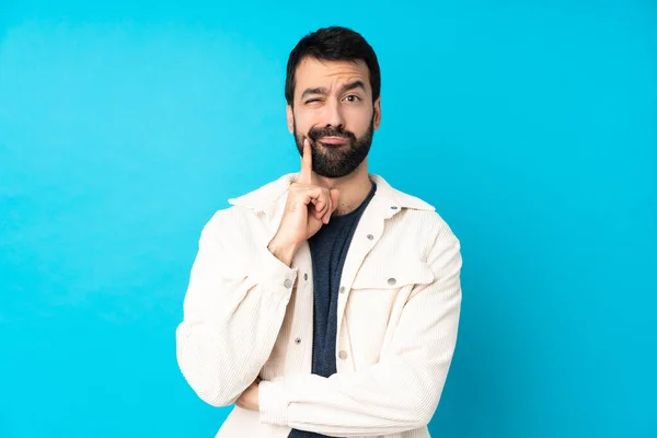 Junger Gutaussehender Mann Mit Weißer Cordjacke Über Isoliertem Blauem Hintergrund — Stockfoto