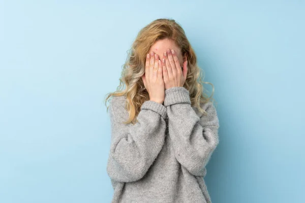 Junge Blonde Frau Einem Pullover Auf Blauem Hintergrund Mit Müdem — Stockfoto