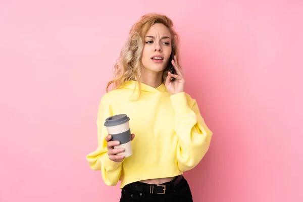 Młoda Blondynka Ubrana Bluzę Odizolowaną Różowym Tle Trzymająca Kawę Zabrania — Zdjęcie stockowe