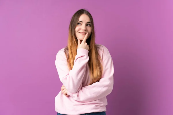 Молода Біла Жінка Ізольована Фіолетовому Фоні Дивлячись Бік Посміхаючись — стокове фото