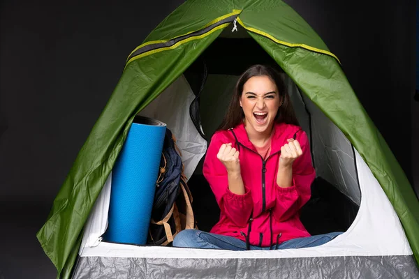 Giovane Donna Caucasica All Interno Una Tenda Verde Campeggio Frustrato — Foto Stock