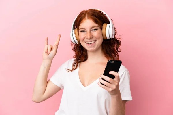 Adolescente Femme Rougeâtre Isolée Sur Fond Rose Écoutant Musique Avec — Photo