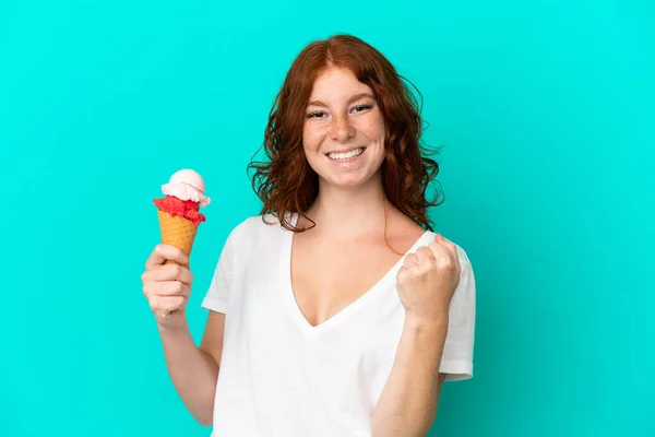 Tiener Roodachtig Vrouw Met Een Cornet Ijs Geïsoleerd Blauwe Achtergrond — Stockfoto