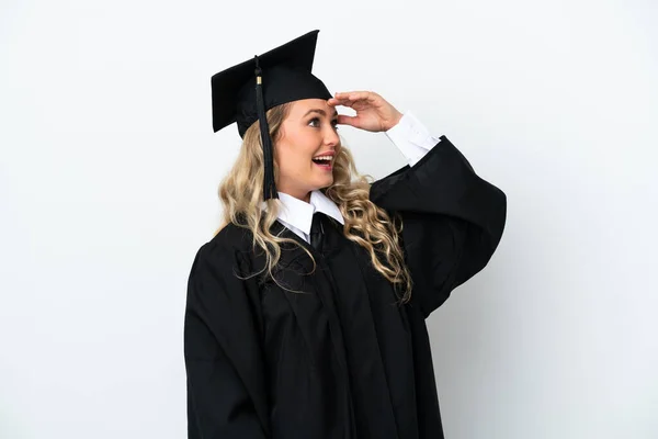 Giovane Laureata Donna Isolata Sfondo Bianco Facendo Gesto Sorpresa Mentre — Foto Stock