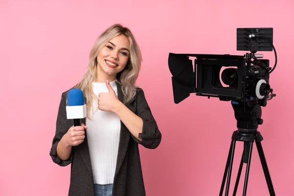 Reporterin Hält Ein Mikrofon Der Hand Und Berichtet Nachrichten Auf — Stockfoto