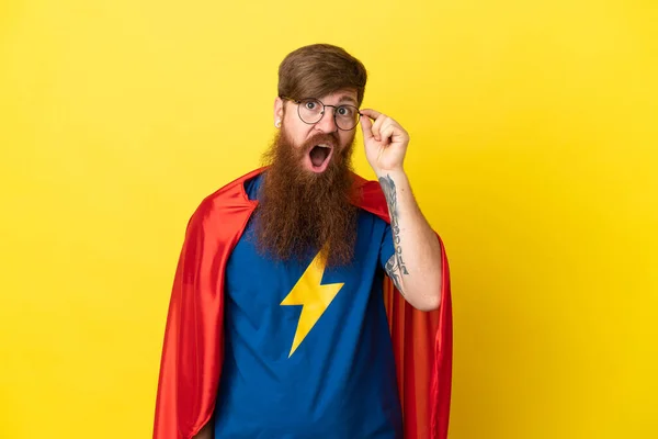 Redhead Super Hrdina Muž Izolovaný Žlutém Pozadí Brýlemi Překvapený — Stock fotografie
