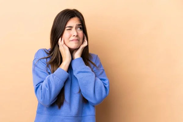 Teenager Brasilianisches Mädchen Über Isolierten Hintergrund Frustriert Und Bedeckt Ohren — Stockfoto