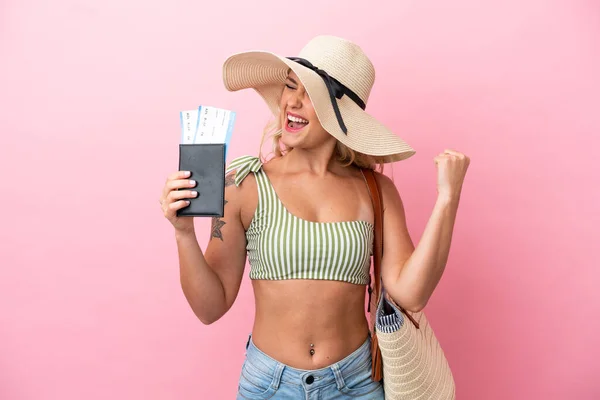 Jovem Brasileira Maiô Férias Verão Isolada Fundo Rosa Comemorando Uma — Fotografia de Stock