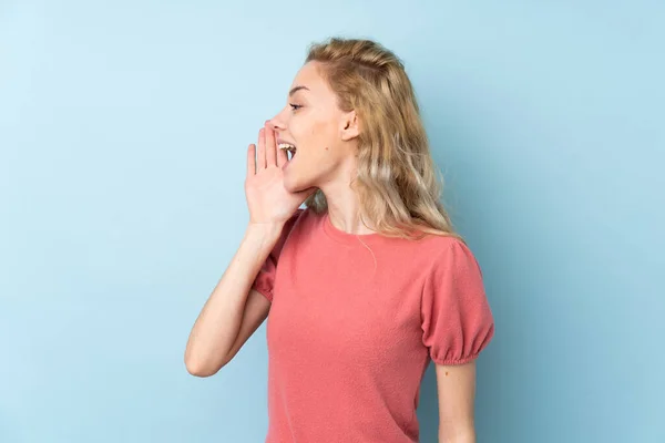 Mladé Blondýny Žena Izolované Modrém Pozadí Křičí Ústy Široce Otevřené — Stock fotografie