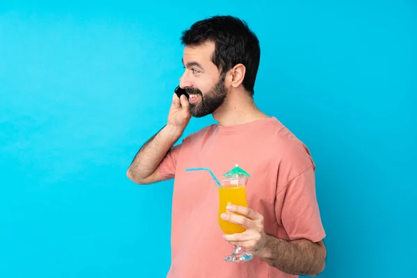 Jovem Sobre Segurando Coquetel Sobre Fundo Azul Isolado Mantendo Uma — Fotografia de Stock