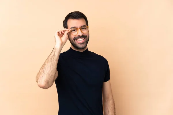 Vit Stilig Man Över Isolerad Bakgrund Med Glasögon Och Glad — Stockfoto