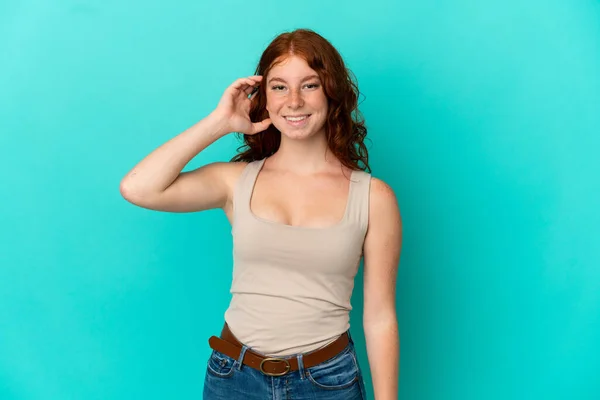 Teenager Načervenalé Žena Izolované Modrém Pozadí Směje — Stock fotografie