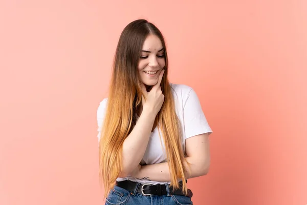 Jeune Femme Caucasienne Isolée Sur Fond Rose Regardant Vers Côté — Photo