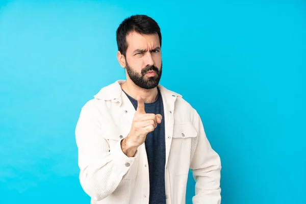 Joven Hombre Guapo Con Chaqueta Pana Blanca Sobre Fondo Azul — Foto de Stock