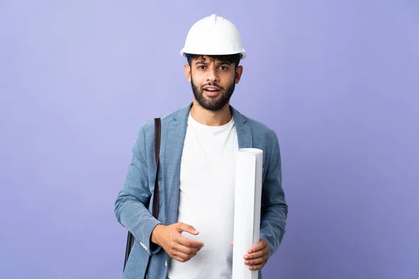 Jovem Arquiteto Marroquino Homem Com Capacete Segurando Plantas Sobre Fundo — Fotografia de Stock